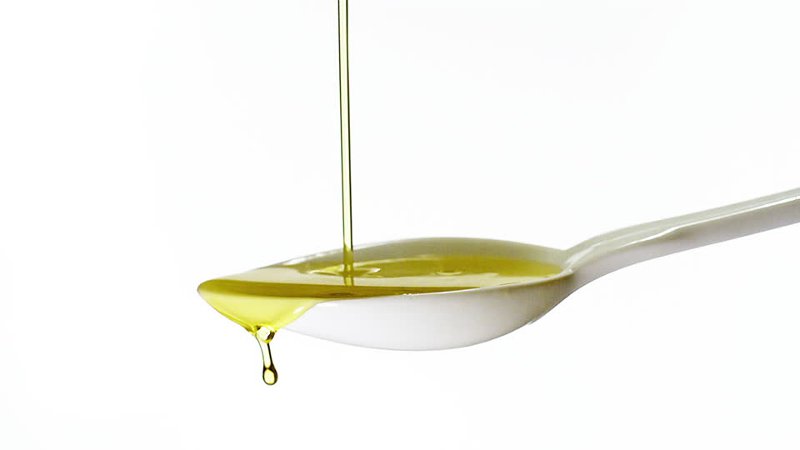 Cucchiaio d'olio d'oliva extravergine biologico